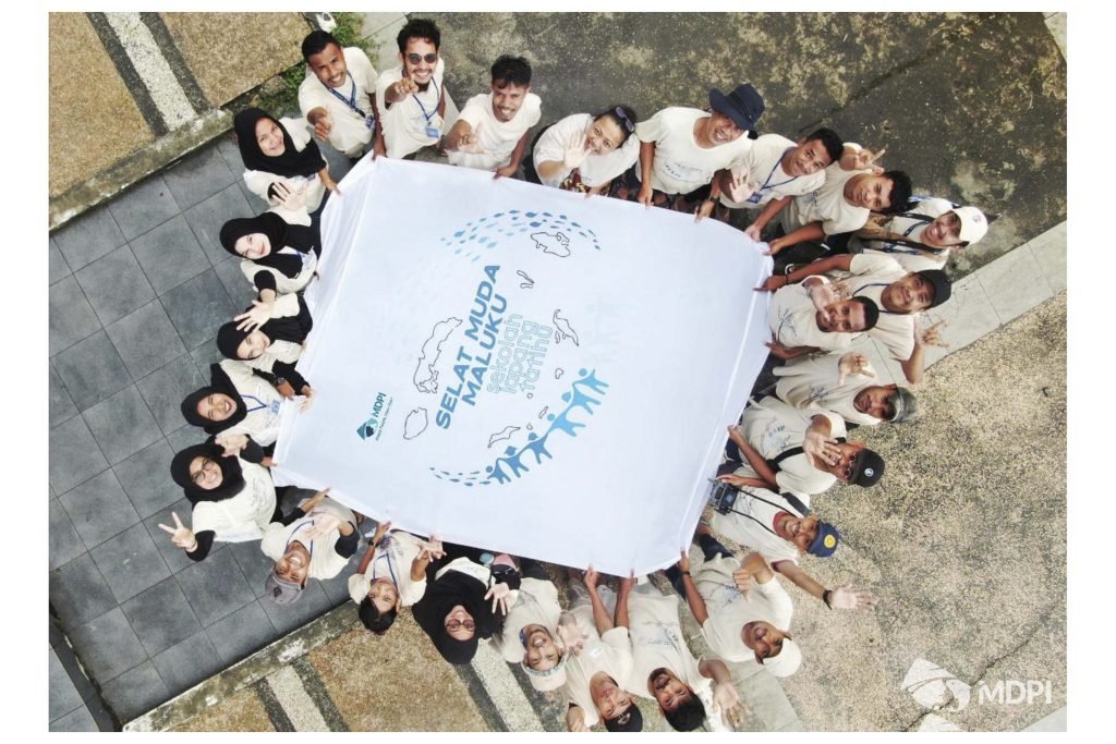 foto bersama dengan drone memegang bendera kegiatan