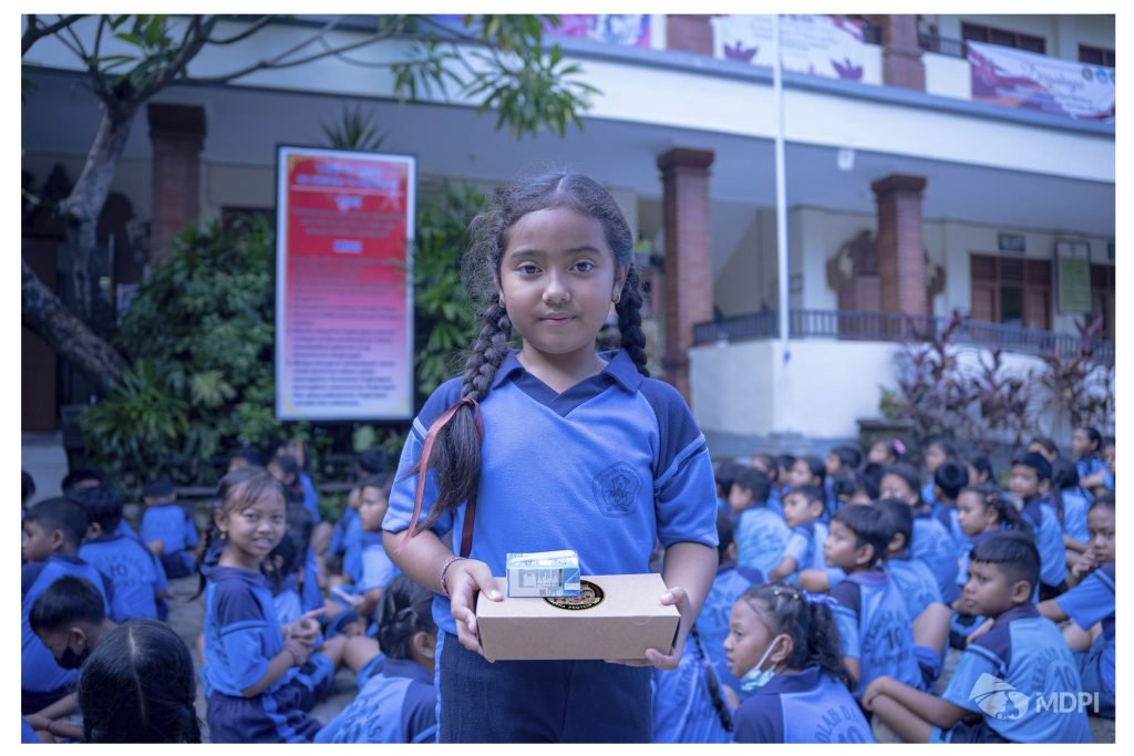 Anak sekolah mendapatkan makan siang bergizi dari MDPI