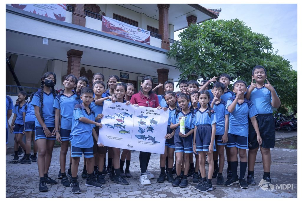 Foto bersama siswa-siswi SDN 10 Sumerta, Bali dan guru.