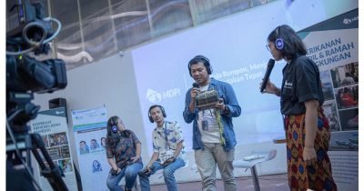 Narasumber menunjukkan miniatur rumpon dalam dialog publik