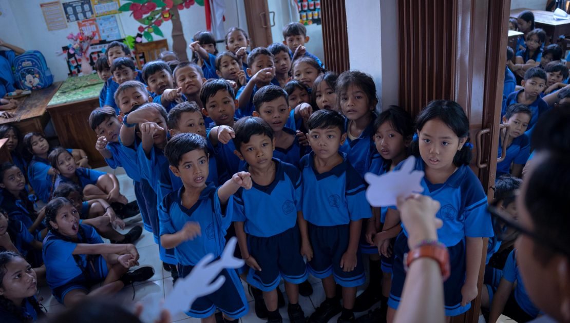 Kegembiraan anak-anak SDN 10 Sumerta, Bali