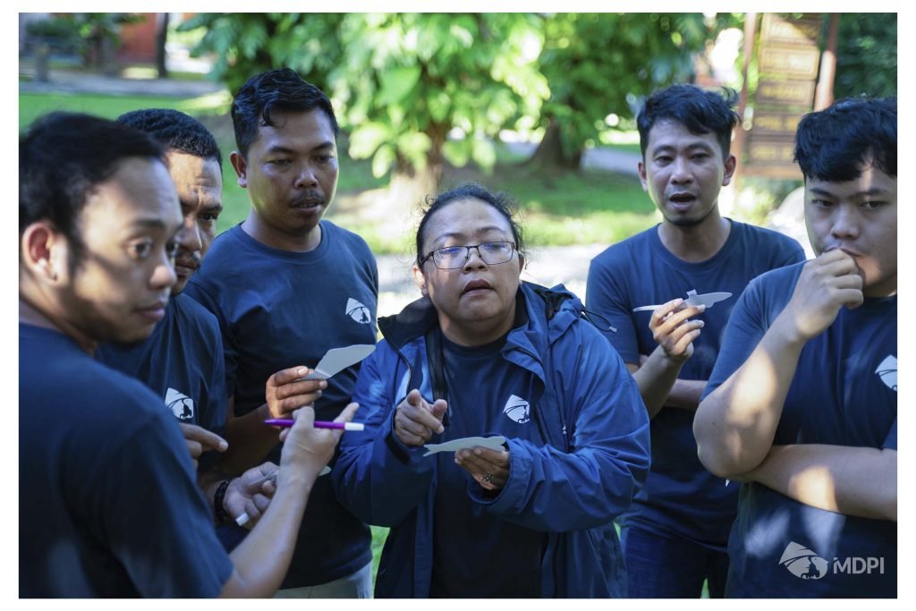 Mengikuti permainan bersama tim.