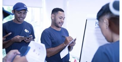 Menulis dan berinteraksi dengan tim