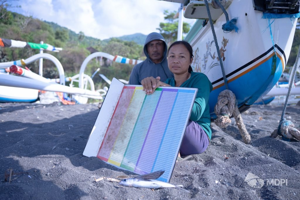 Made Latra dan Sari, sepasang suami-istri keluarga nelayan Desa Seraya Timur, Karangasem, yang menyetujui pembentukan lembaga Bendega resmi di daerahnya.