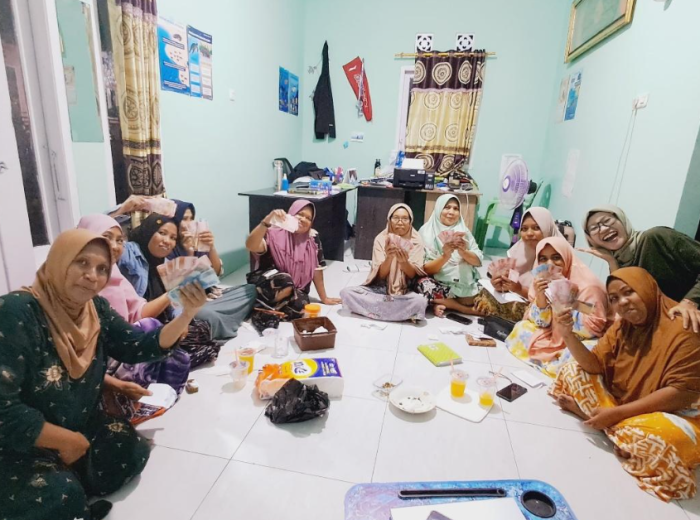 Kebahagiaan wanita pesisir, istri nelayan yang dapat membahagiakan seisi rumah.