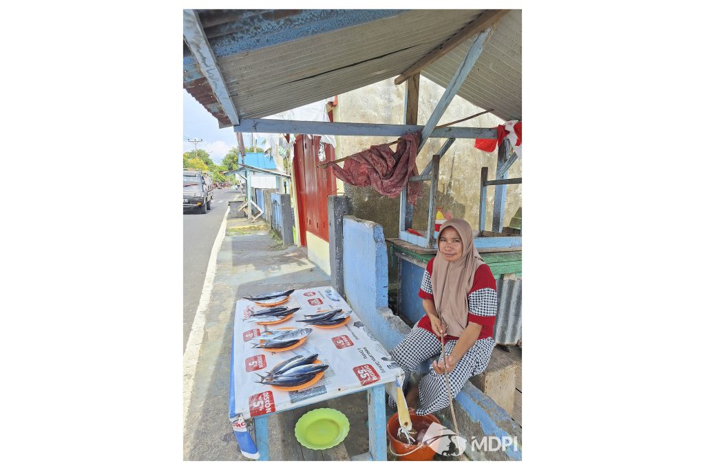 Nurfita menjual ikan kecil.