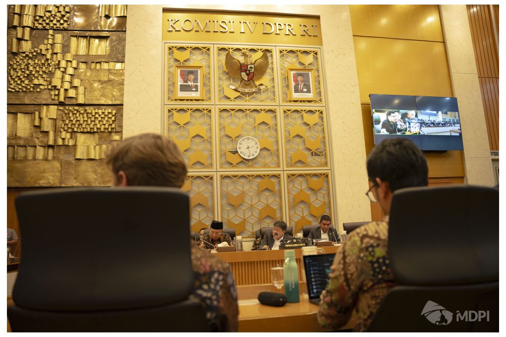 Pimpinan Rapat, Alex Indra Lukman, menyampaikan masukan yang disampaikan dalam RDPU (Rabu, 21 Januari 2026)