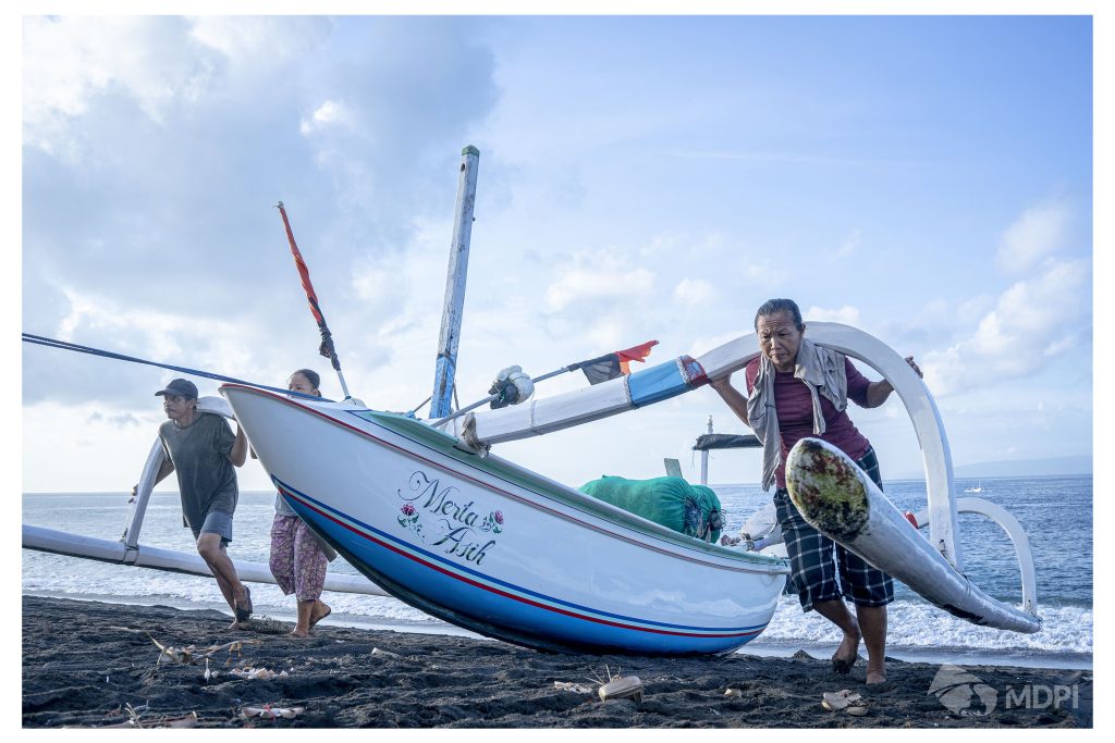 Aktivitas masyarakat pesisir Karangasem, Bali