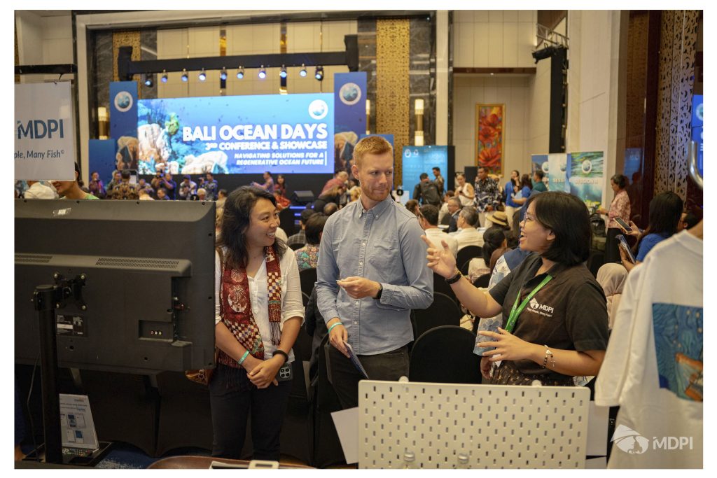 Pengunjung di booth MDPI