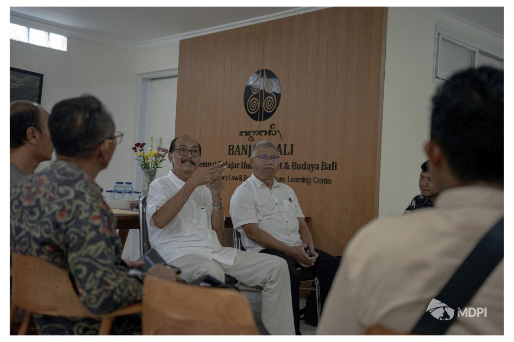 Prof. Dr. Wayan P. Windia, SH, Msi. Bersama Tim Penyusun Awig-awig berdialog dengan prajuru Sekaa Bendega Ida Bagus Bebotoh.