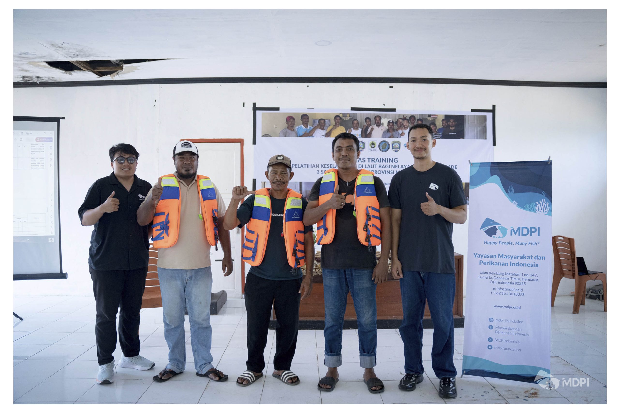 pembagian life jacket ke nelayan Morotai