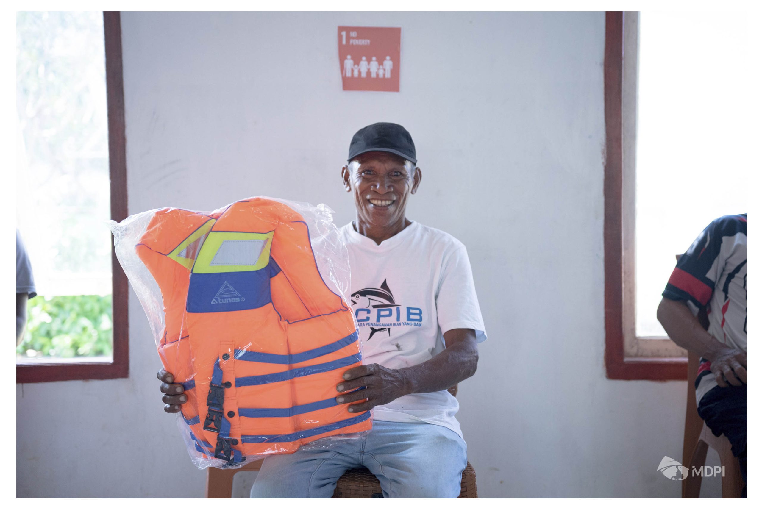 senyum nelayan mendapatkan materi keselamatan melaut dan life jacket
