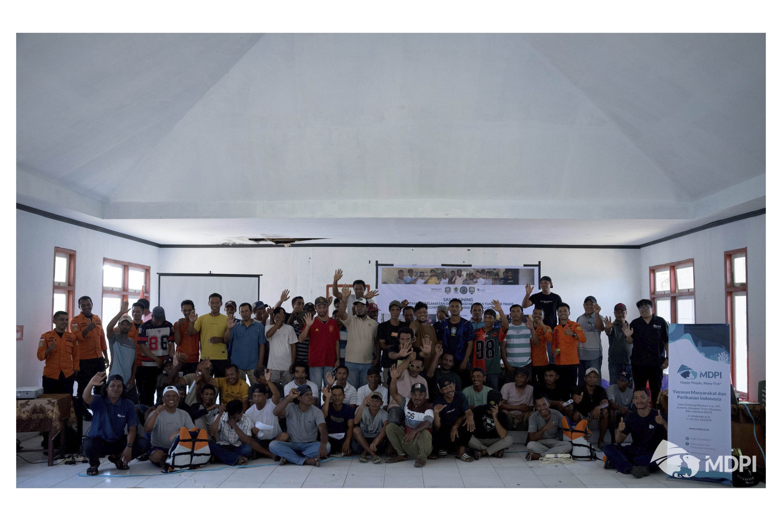 foto bersama nelayan dan BASARNAS Ternate setelah menyelesaikan materi keselamatan melaut